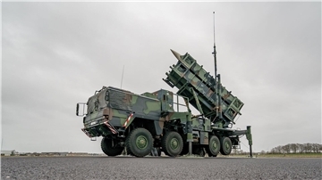 Ein gefechtsbereites Flugabwehrraketensystem vom Typ „Patriot“ des Flugabwehrraketengeschwaders 1 der Bundeswehr auf dem Flugfeld des Militärflughafens Schwesing.