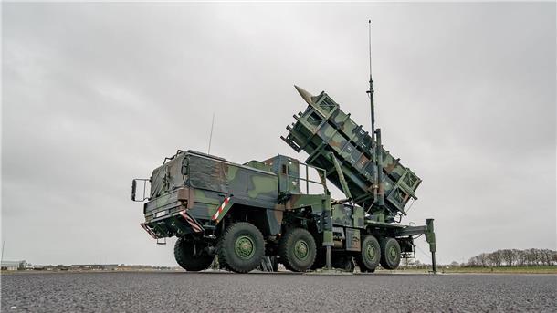 CSU: Bundesregierung muss Ukraine auch Patriots liefern Ein gefechtsbereites Flugabwehrraketensystem vom Typ „Patriot“ des Flugabwehrraketengeschwaders 1 der Bundeswehr auf dem Flugfeld des Militärflughafens Schwesing.