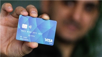 Bundesweite Bezahlkarte für Flüchtlinge kommt Ein Geflüchteter mit einer Debitcard.