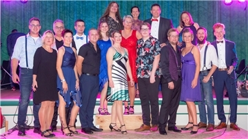 Ein gelungener Abend, viele Mitwirkende: „Let‘s dance“ im Burhaver Rathaussaal kam beim Publikum so gut an, dass schon während der Veranstaltung der Ruf nach einer Fortsetzung laut wurde.