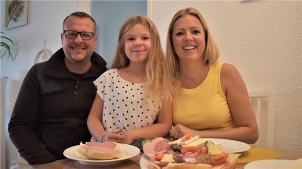 Ein gemeinsames Frühstück gibt es - trotz Scheidung - immer wieder mal: Gordon und Julia Grünig denken dabei vor allem an ihre Tochter Gwen. Die Siebenjährige hat ein Herz für Papa und Mama.