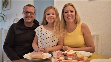 Ein gemeinsames Frühstück gibt es - trotz Scheidung - immer wieder mal: Gordon und Julia Grünig denken dabei vor allem an ihre Tochter Gwen. Die Siebenjährige hat ein Herz für Papa und Mama.