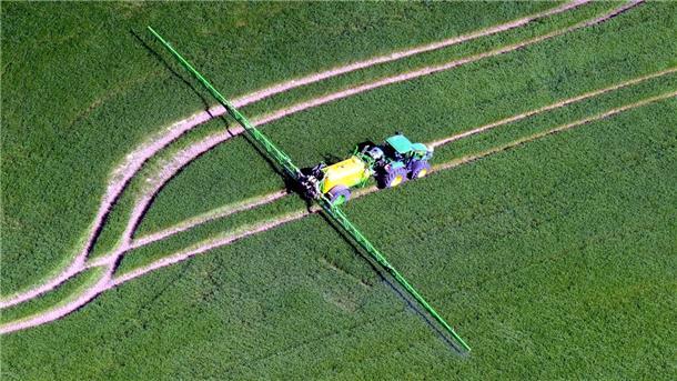 Ein Generalverbot von Pflanzenschutzmitteln in Landschaftsschutzgebieten hätte auch für die Landwirte in der Wesermarsch Folgen.