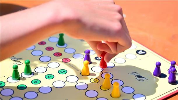 Ein generationsübergreifendes Spiel mit einfachen Regeln: „Mensch ärgere dich nicht“.