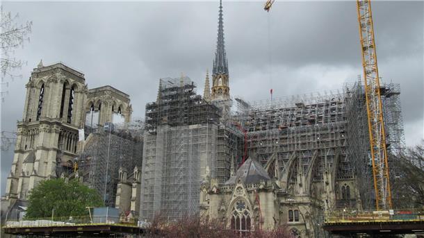 Notre-Dame erstrahlt für Olympia im neuen Glanz Ein Gerüst mit mehr als 90 Metern Höhe verdeckt die Sicht auf die Kathedrale. Zur Olympia-Eröffnung soll davon nicht mehr viel zu sehen sein.