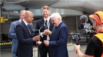 Ein Geschenk für das Staatsoberhaupt: Vinod Philip, Direktor der Siemens Gamesa Renewable Energy, überreicht Frank-Walter Steinmeier im Beisein des Cuxhavener Werksleiters Kristoffer Mordhorst ein Windrad im Miniaturformat.