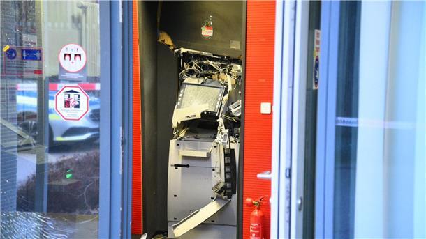 Mutmaßlicher Geldautomatensprenger in Utrecht festgenommen Ein gesprengter Geldautomat in einem Bankgebäude. (Symboldbild)