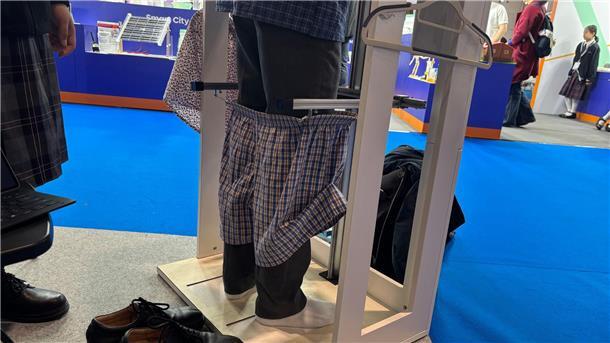 Die Hosenanziehhilfe und andere Erfindungen Ein Gestell zieht auf Knopfdruck die Hose hoch.