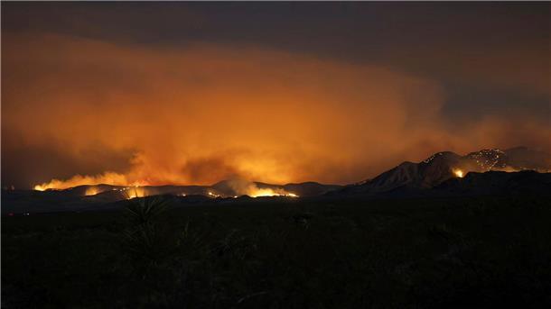 Feuer in kalifornischer Mojave-Wüste Ein gewaltiger Waldbrand im kalifornischen Mojave National Preserve breitet sich durch unberechenbaren Wind weiter aus.