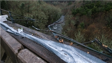 Ein Gitter auf einer Brücke ist zerstört, nachdem ein Bus an dieser Stelle abgestürzt war. Bei einem Busunfall kamen in Galicien im Nordwesten Spaniens mindestens vier Menschen ums Leben.