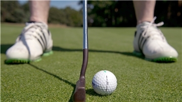 Ein Golfspieler bereitet sich auf den nächsten Put vor: Welches Handicap er hat, wird ab Januar nach dem World Handicap Index berechnet - weltweit.