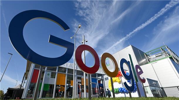 Google zahlt 3,2 Millionen Euro im Jahr für Presseinhalte  Ein Google-Schriftzug vor dem Gebäude des neuen Google Cloud-Rechenzentrum in Hanau.