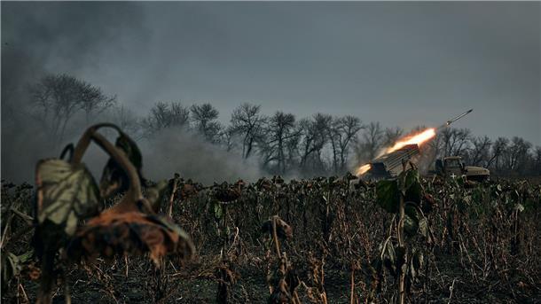 Ein Grad-Mehrfachraketenwerfer des ukrainischen Militärs feuert Raketen auf russische Stellungen an der Frontlinie in der Nähe von Bachmut in der Region Donezk.