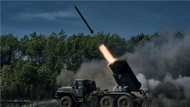 Krieg gegen die Ukraine: So ist die Lage Ein Grad-Mehrfachraketenwerfersystem der ukrainischen Armee feuert Raketen auf russische Stellungen an der Frontlinie in der Nähe von Bachmut.