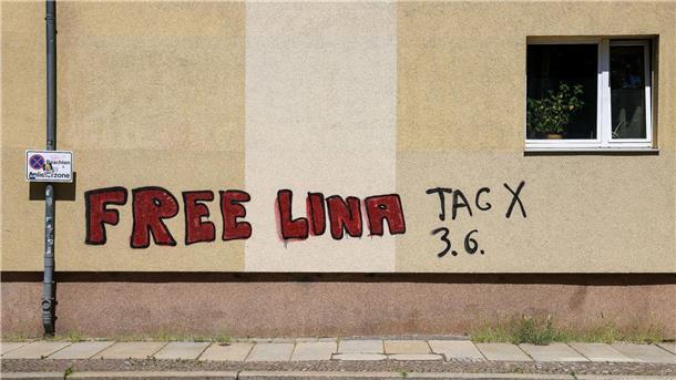 „Tag X“ in Leipzig: Polizei erwartet großen Einsatz Ein Graffiti „Free Lina 3.6. Tag X“ an einem Wohnhaus im Leipziger Süden. Die Polizei erwartet am Samstag den größten Einsatz seit zwei Jahren.