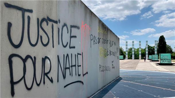 Tod von Nahel in Frankreich: Polizist aus U-Haft entlassen Ein Graffiti mit der Aufschrift „Gerechtigkeit für Nahel“ in Nanterre.