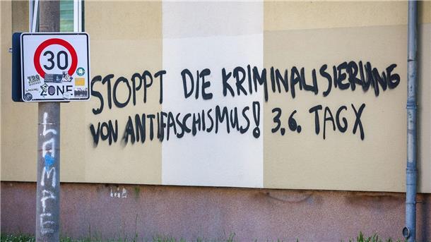 Ein Graffiti prangt an einem Wohnhaus im Leipziger Süden.