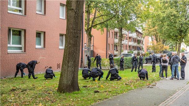 Schüsse am Bahnhof Bremerhaven-Lehe: 64-Jähriger steht wegen versuchten Mordes vor Gericht Polizisten suchen vor einem Bahnhof und in einem Wohngebiet. Ein Großaufgebot an Polizisten durchkämmte das Gelände um den Bahnhof Lehe.