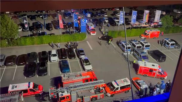 Feuerwerk, Bierdusche, Autokorso: HSV feiert den Aufstieg Ein Großaufgebot an Rettungskräften kümmerte sich um die Verletzten.