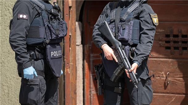 Fall Prinz Reuß: Razzia in der „Reichsbürger“-Szene Ein Großaufgebot der Polizei durchsucht Grundstücke in Baden-Württemberg, Sachsen und Schleswig-Holstein, um gegen Unterstützer der mutmaßlichen „Reichsbürger“-Terrorgruppe vorzugehen.