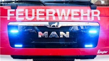 Ein Großeinsatz der Feuerwehr konnte das brennende Gebäude löschen, der Schaden ist jedoch enorm. (Symbolbild)