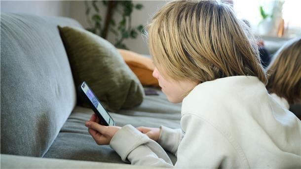 Studie: Mehrheit der Jugendlichen scheitert am Handyverzicht Ein großer Teil der Jugendlichen will laut einer Studie soziale Medien im Internet weniger nutzen - schafft es aber nicht. (Symbolbild)