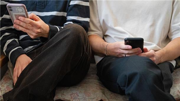 Studie: Mehrheit der Jugendlichen scheitert am Handyverzicht Ein großer Teil der Jugendlichen will soziale Medien im Internet weniger nutzen, schafft es zugleich aber nicht. (Archivbild)