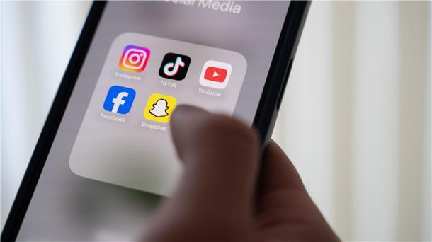 Studie: Mehrheit der Jugendlichen scheitert am Handyverzicht Ein großer Teil der Jugendlichen würde gerne soziale Medien im Internet weniger nutzen. (Archivbild)