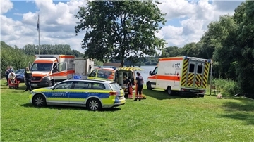 Ein großes Aufgebot an Rettungskräften wurde gegen Mittag zum Kreidesee alarmiert.