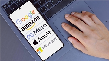 Die Logos von Google, Amazon, Meta, Apple und Microsoft auf einem Handy