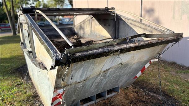 Ein Grünschnitt-Container auf dem Gelände der KGS Tarmstedt brannte am Freitagvormittag aus.
