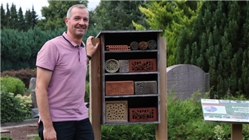 Ein gutes Beispiel für eine umweltfreundliche Umgestaltung sind Insektenhotels, wie auf dem Elsdorfer Friedhof. Dieses Projekt wurde von den Grünen in die Wege geleitet.