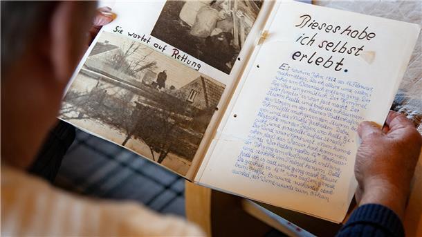 Ein halbes Jahr nach der verheerenden Sturmflut hat Friedrich Fiehn eine Jahresarbeit über das Ereignis geschrieben. Das Original des mittlerweile viel kopierten Aufsatzes hütet er wie einen Schatz.