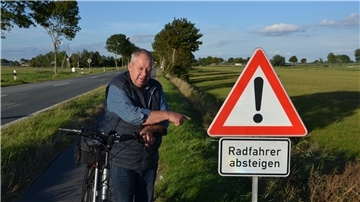 „Ein haltloser Zustand“: Bürgervereinsvorsitzender Hergen Hülstede moniert den schlechten Zustand des Radweges an der Bäderstraße.