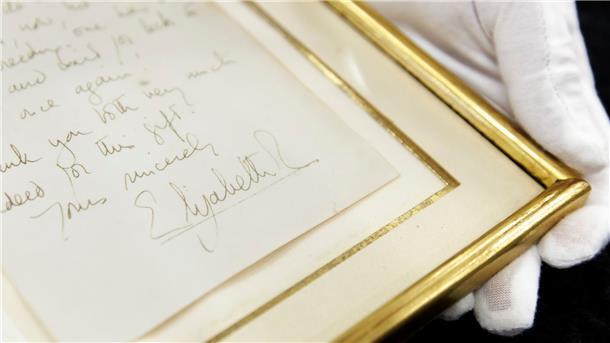 Persönlicher Brief von Königin Elisabeth II. versteigert Ein handgeschriebener zweiseitigen Brief von Königin Elisabeth II. (1926-2022) aus dem Jahr 1966 wird versteigert.