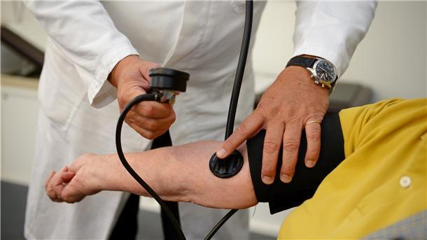 Ein Hausarzt misst in seiner Praxis einer Patientin den Blutdruck. Doch auf dem Land ist es nicht leicht, Nachfolger beziehungsweise Jobinteressenten zu finden.