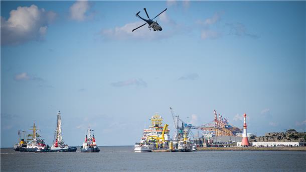 Die schönsten Bilder von der herrlichen Schiffs-Parade Ein Helikopter bei der Überflugübung vor Bremerhaven.