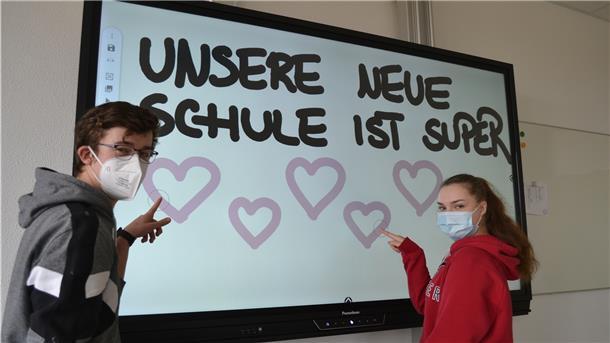 Ein Herz für die neue Schule: Die Dorumer Schüler, hier Nils-Ole Ortswald und Henrike Schmidt, freuten sich riesig, als sie im Frühjahr eingezogen sind.