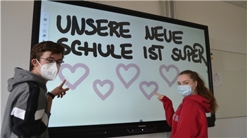 Ein Herz für die neue Schule: Die Dorumer Schüler, hier Nils-Ole Ortswald und Henrike Schmidt, freuten sich riesig, als sie im Frühjahr eingezogen sind.