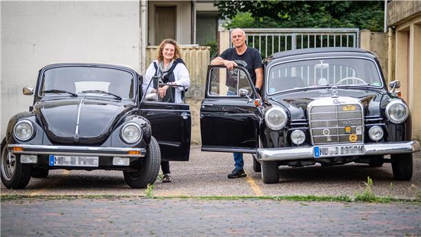 Ein Herz für Oldies: Walter Wendler und Iris Heiting-Gießmann haben zwei historische Schätzchen. Den VW-Käfer von 1979 und den Mercedes 180 Diesel von 1959 haben sie von Schrottkisten zu Juwelen verwandelt.