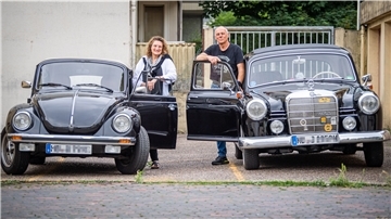 Ein Herz für Oldies: Walter Wendler und Iris Heiting-Gießmann haben zwei historische Schätzchen. Den VW-Käfer von 1979 und den Mercedes 180 Diesel von 1959 haben sie von Schrottkisten zu Juwelen verwandelt.