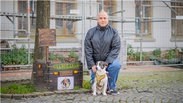 Markus Büchele und Shiloh vor ihrem ersten Beet in Lehe