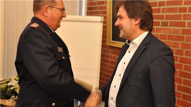 Ein herzliches Dankeschön für den scheidenden Stadtbrandmeister. Nordenhams Bürgermeister Nils Siemen hat bei der letzten Ratssitzung Ralf Hoyer verabschiedet.