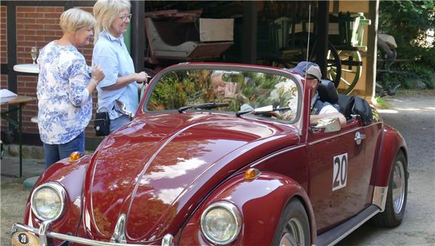 Ein Hingucker: Jess und Meike Christophersen in ihrem VW Käfer Cabrio Speedster beim Zieleinlauf am Debstedter Heimatmuseum.