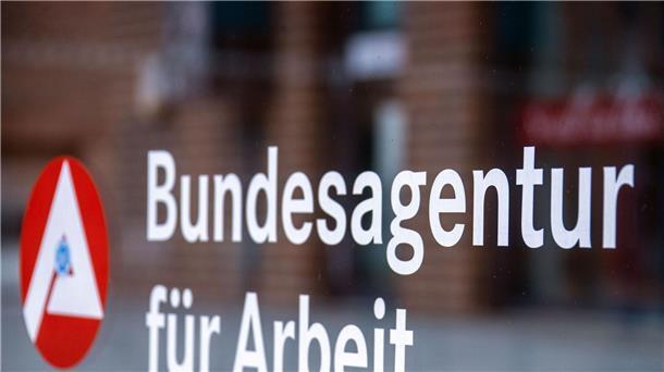 Bundesagentur: Arbeitsmarkt braucht zunehmend Zuwanderer Ein Hinweisschild für die Bundesagentur für Arbeit: Es fehlen Arbeitskräfte an allen Ecken und Enden.