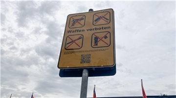 Ein Hinweisschild zum Waffenverbot steht am Hamburger Hauptbahnhof.
