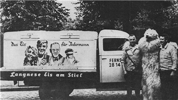 Ein historischer Eis-Wagen, der für „Eis am Stiel“ wirbt.