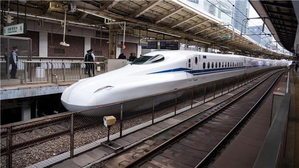 Was die Deutsche Bahn von anderen Ländern lernen kann Ein Hochgeschwindigkeitszug Shinkansen steht auf einem Bahnhof in Tokio.