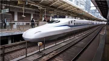Ein Hochgeschwindigkeitszug Shinkansen steht auf einem Bahnhof in Tokio.