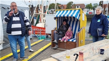 Ein Höhepunkt des Herbstmarktes war die Versteigerung von Strandkörben. Rechts im Bild: Auktionator Dierk Smit.